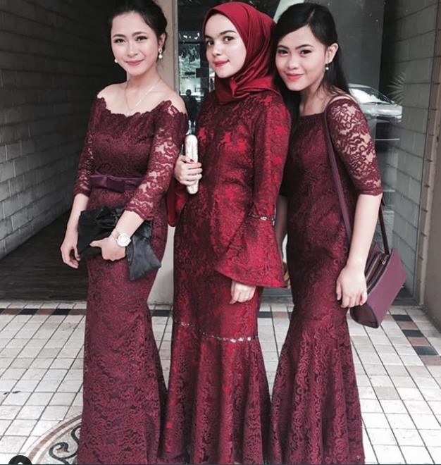 Model Baju Gamis Brokat Kombinasi Satin Rok Duyung Lengan Lonceng Sabrina Maroon