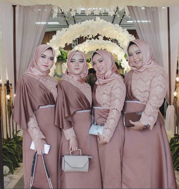 Model Baju Gamis Brokat Kombinasi Satin Selendang Bahu Cream Tua