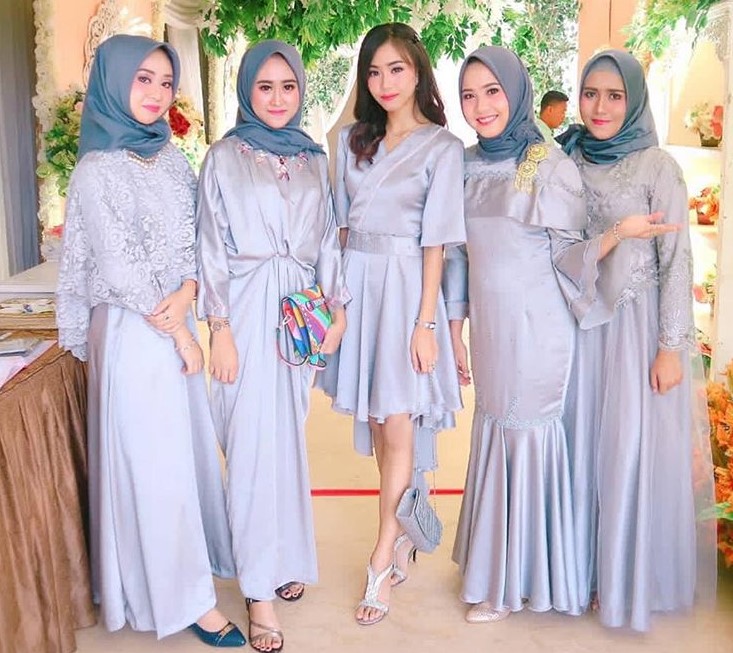 Model Baju Gamis Brokat Kombinasi Satin Silver