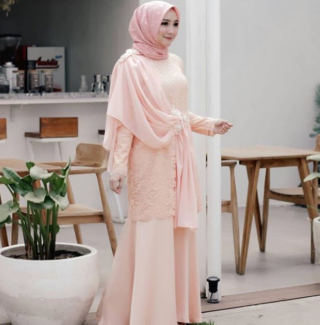 Model Baju Gamis Brokat Kombinasi Sifon Selendang Bahu Soft Peach