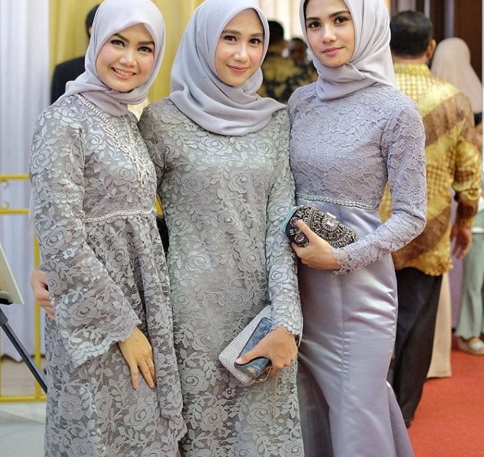 Model Baju Gamis Brokat Terbaru Lengan Lonceng Abu Muda