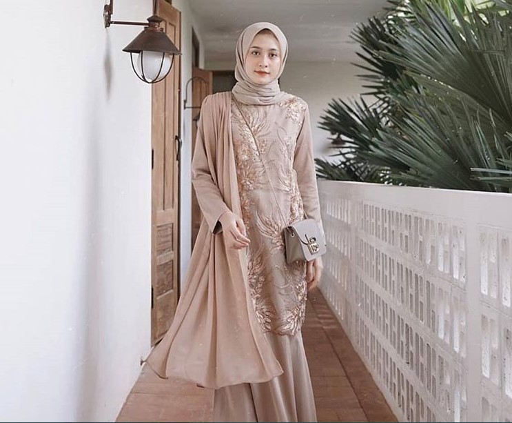 Model Baju Gamis Brokat Terbaru Selendang Bahu Cream