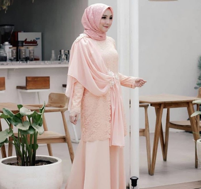 Model Baju Gamis Brokat Terbaru Selendang Bahu Peach