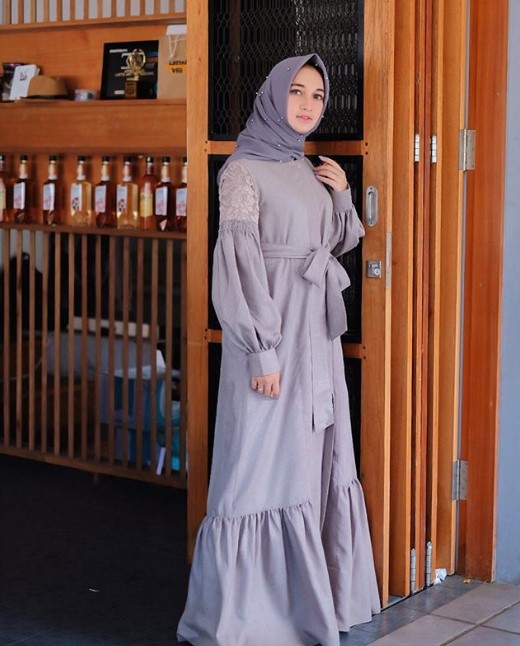 Model Baju Gamis Katun Jepang Murah Meriah Aksen Brokat Rok Rempel Soft Grey