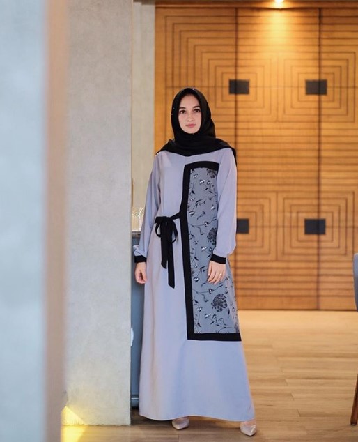 Model Baju Gamis Katun Jepang Murah Meriah Aksen Bunga Soft Grey