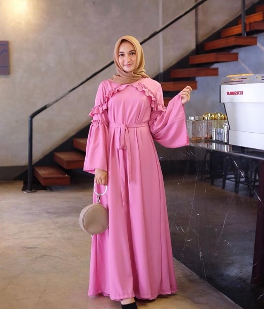 Model Baju Gamis Katun Jepang Polos Murah Terbaru Aksen Rempel Lengan Lonceng Pink