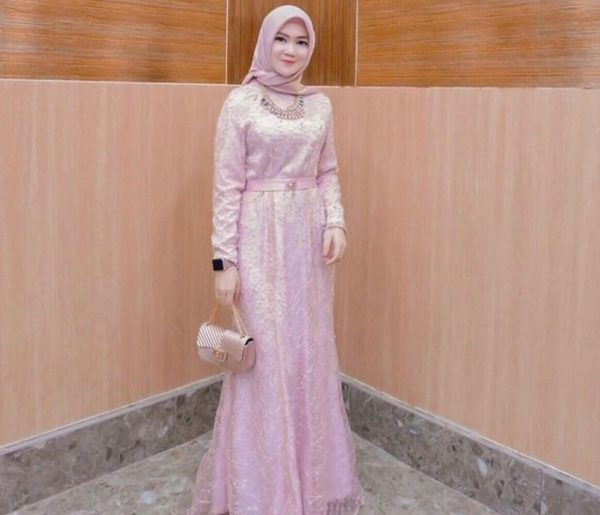 Model Baju Gamis Kombinasi Brokat Satin Terbaru Baby Pink