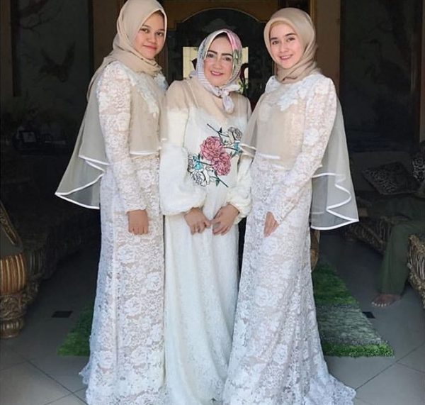 Model Baju Gamis Kombinasi Brokat Satin Terbaru Cape Putih