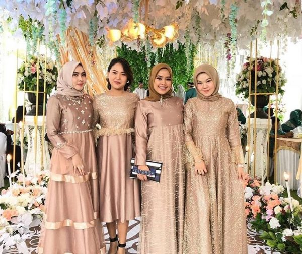 Model Baju Gamis Kombinasi Brokat Satin Terbaru CreamModel Baju Gamis Kombinasi Brokat Satin Terbaru Cream