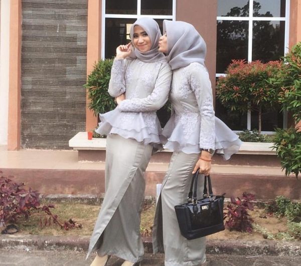 Model Baju Gamis Kombinasi Brokat Satin Terbaru Peplum Abu Muda