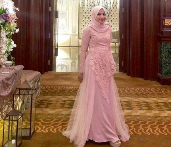 Model Baju Gamis Kombinasi Brokat Satin Terbaru Pink