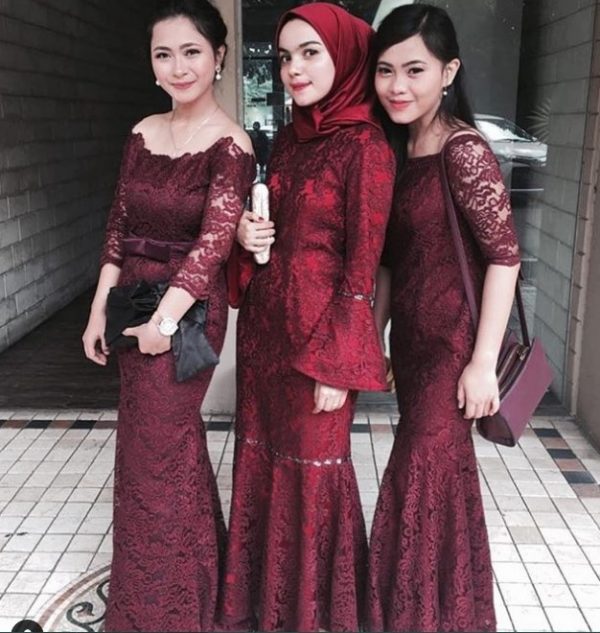 Model Baju Gamis Kombinasi Brokat Satin Terbaru Rok Duyung Lengan Lonceng Sabrina Maroon