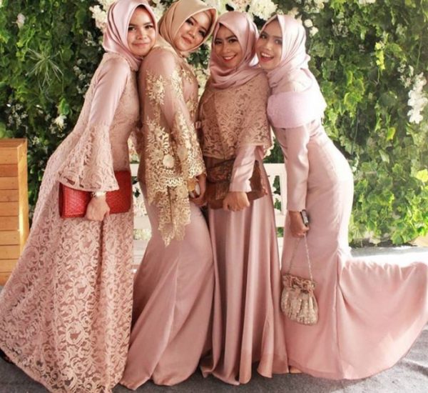 Model Baju Gamis Kombinasi Brokat Satin Terbaru Soft Peach