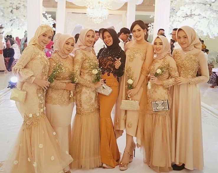 Model Baju Gamis Kombinasi Brokat Sifon Modern Mewah Gold