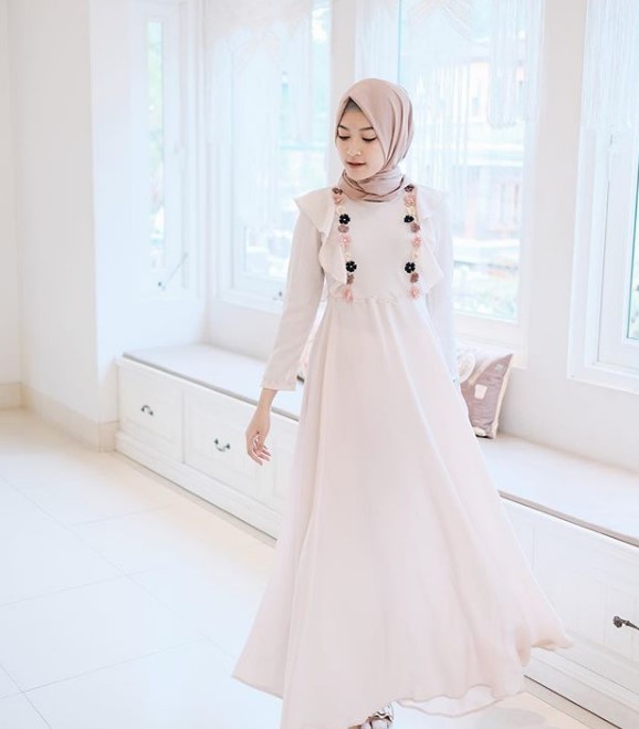 Model Baju Gamis Modern Anak Muda Masa Kini Aksen Bunga Soft Nude