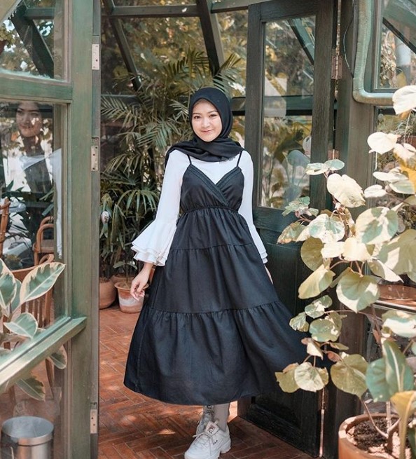 Model Baju Gamis Modern Anak Muda Masa Kini Midi Hitam Putih