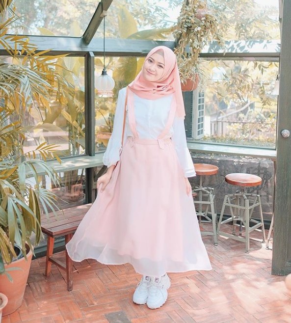 Model Baju Gamis Modern Anak Muda Masa Kini Pink Putih