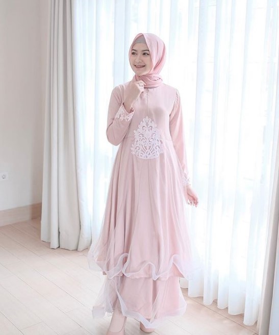 Model Baju Gamis Modern Anak Muda Masa Kini Rok Tumpuk Nude Pink