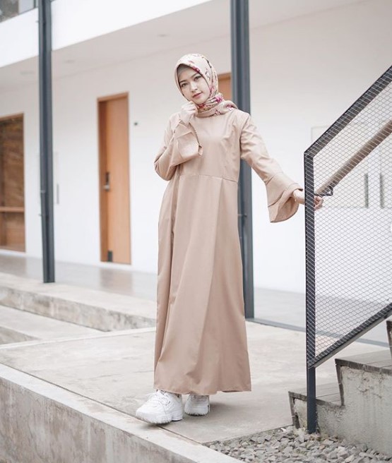 Model Baju Gamis Modern Anak Muda Masa Kini Simpel Lengan Lonceng Cream