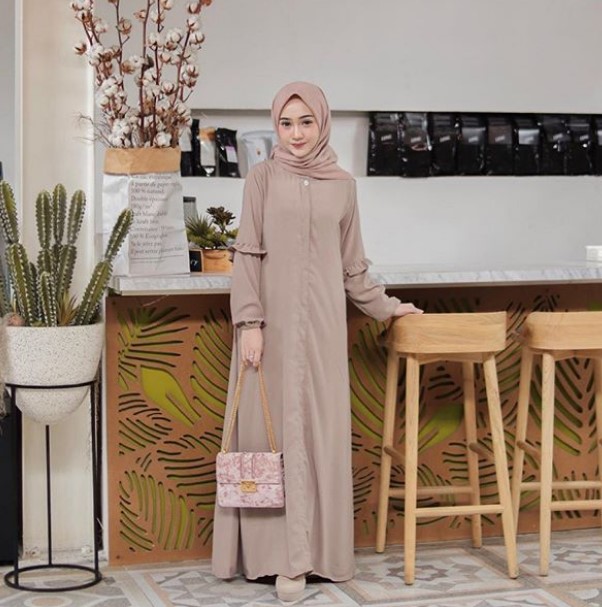 Model Baju Gamis Modern Remaja Kekinian Simple Kancing Depan Cream