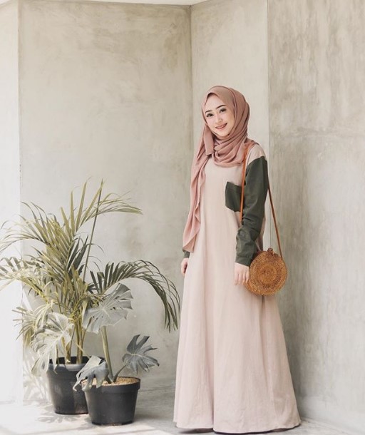 Model Baju Gamis Modern Terbaru Bahan Kaos Simple Kantong Saku Peach Army