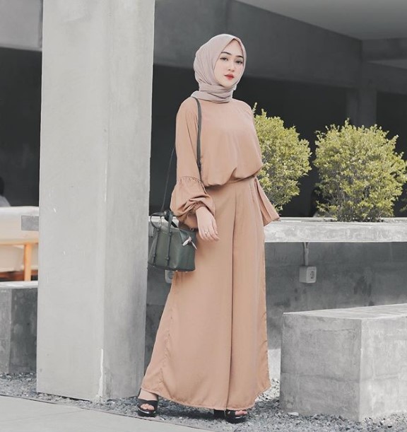 Model Baju Gamis Modern Terbaru Lengan Lonceng Balon Mustard
