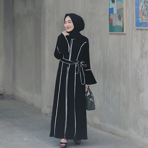 Model Baju Gamis Modern Terbaru Lengan Lonceng Ikat Pinggang Hitam Stripe Putih
