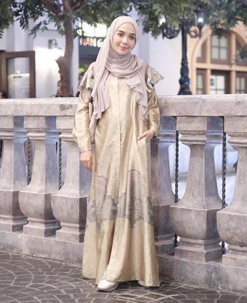 Model Baju Gamis Modern Terbaru Motif Simple Kancing Depan Soft Yellow