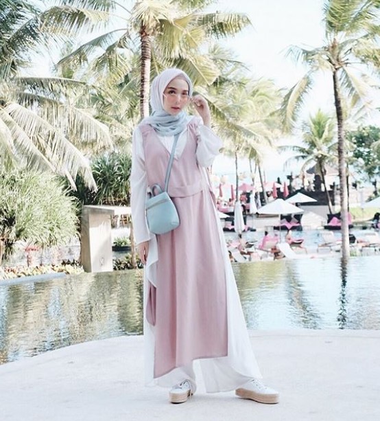 Model Baju Gamis Modern Terbaru Overall Putih Lavender