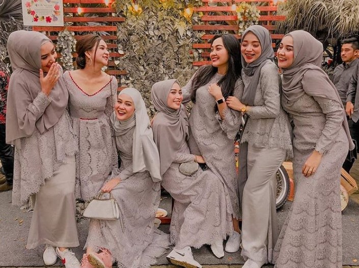 Model Baju Gamis Pesta Brokat Mewah Abu Muda