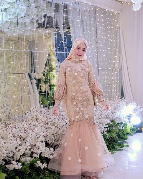 Model Baju Gamis Pesta Mewah Terbaru Lengan Karet Rok Duyung Tutu Nude Cream