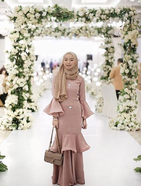 Model Baju Gamis Pesta Mewah Terbaru Lengan Lonceng Rok Duyung Tumpuk Cream Satin Organza