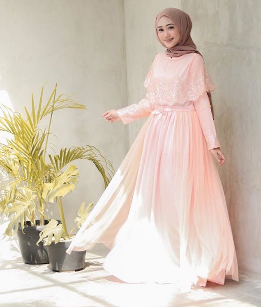 Model Baju Gamis Pesta Modern Brokat Sifon Cape Soft Peach