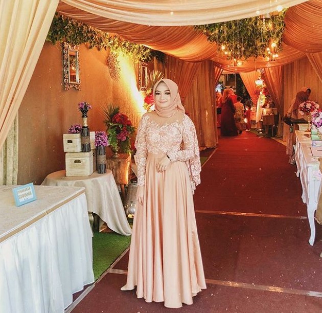 Model Baju Gamis Pesta Modern Cape Brokat Satin Kuning Gold