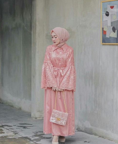 Model Baju Gamis Pesta Modern Set Blouse Lengan Lonceng Tali Pinggang Brokat Peach