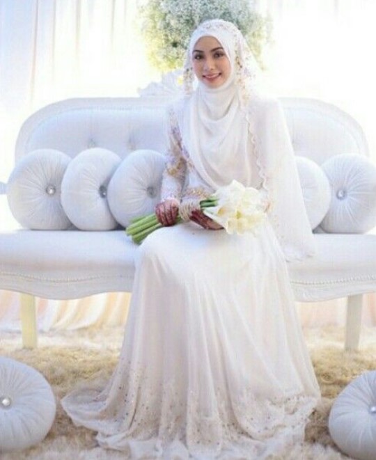 Model Baju Gamis Pesta Pernikahan Simpel Muslimah Putih