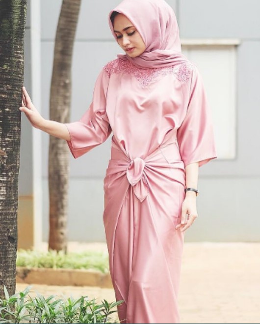 Model Baju Gamis Pesta Satin Simpel Baby Pink