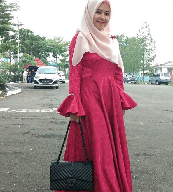 Model Baju Gamis Pesta Sederhana Tapi Mewah Lengan Lonceng Embos Maroon