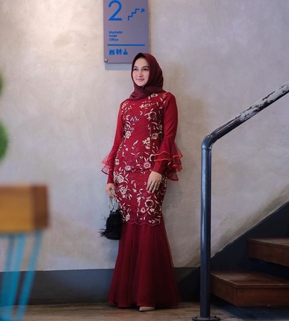 Model Baju Gamis Pesta Sederhana Tapi Mewah Lengan Lonceng Rok Duyung Maroon