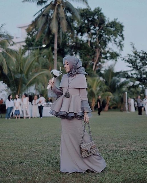 Model Baju Gamis Pesta Sederhana Tapi Mewah Pepulm Satin Organza Silver