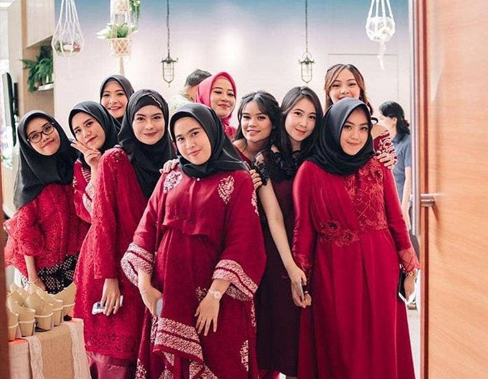 Model Baju Gamis Pesta Sederhana Tapi Mewah Selendang Bahu Brokat Sifon Maroon
