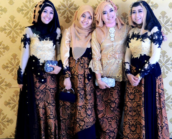 Model Baju Gamis Pesta untuk Orang Gemuk Kombinasi Brikat Batik