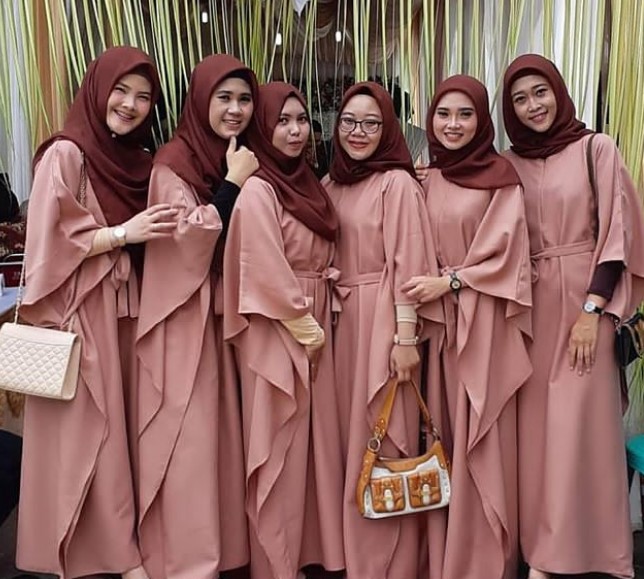 Model Baju Gamis Pesta untuk Orang Gemuk Satin Kaftan Peach