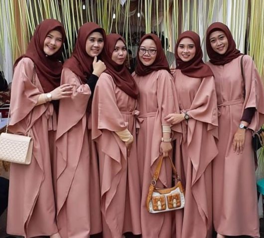 Model Baju Gamis Pesta untuk Orang Gemuk Satin Kaftan Peach