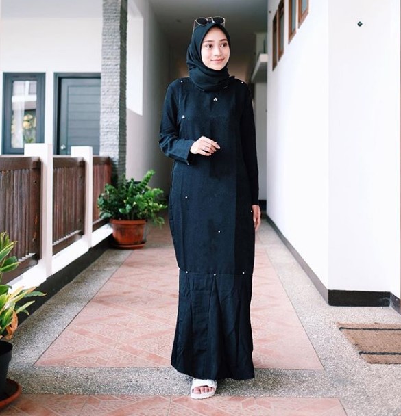 Model Baju Gamis Remaja Kekinian Modern Katun Polos Hitam