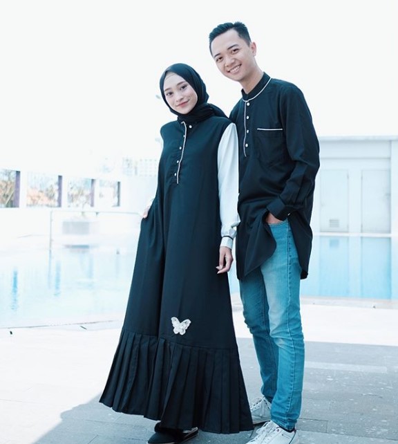 Model Baju Gamis Remaja Kekinian Modern Simpel Kancing Depan Hitam Putih
