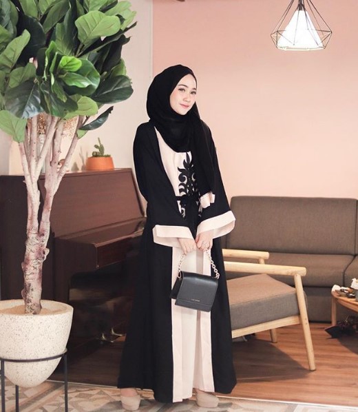 Model Baju Gamis Simple Tapi Mewah Dan Modern Aksen Brokat Hitam Soft Cream