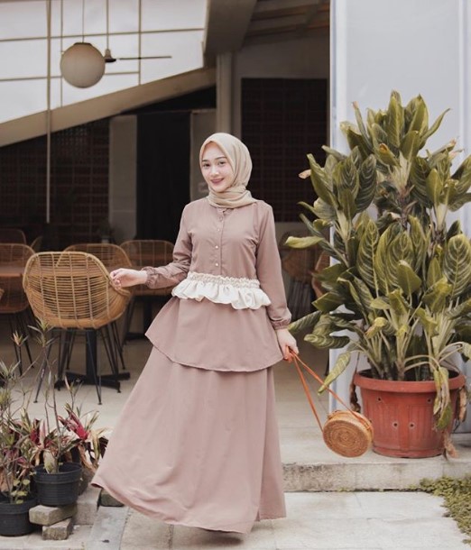 Model Baju Gamis Simple Tapi Mewah Dan Modern Rempel Pinggang Cream