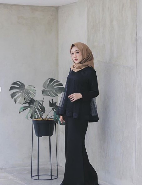 Model Baju Gamis Simple Tapi Mewah Dan Modern Rok Duyung Kombinasi Satin Organza Hitam