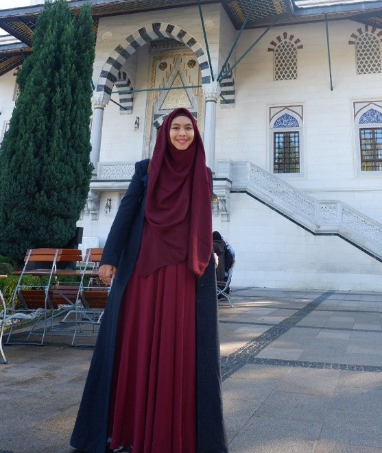 Model Baju Gamis Syar'i Ala Oki Setiana Dewi Merah Maroon Hitam
